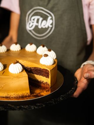 U nás si kávu můžete nejen vypít, ale taky ukrojit. Kávový dort tě postaví na nohy! 😎