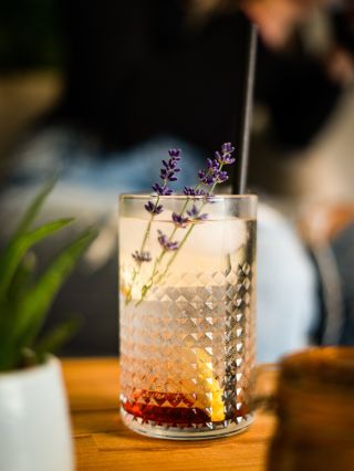 Léto je tady a s ním i naše domácí limonády! 🍋 Levandule, jahoda, bez i máta. Tak se přijďte osvěžit 💦