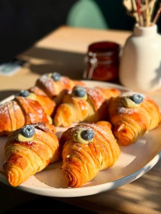 Naše sladké pečivo 🥐 Kromě toho, že si sladké můžete vychutnat u nás v kavárně, tak si ho také můžete objednat na oslavu,...