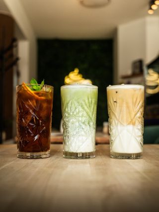 Léto se pomalu chýlí ke konci, tak pokud jsi ještě nestihl ochutnat naše osvěžující sezonní nápoje, teď je ta pravá...