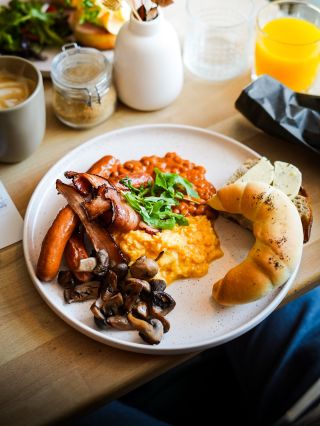 Anglická klasika, vejce benedikt nebo french toast 🍳To vše a mnohem víc servírujeme už zítra od 8 do 12 h! Rezervace...